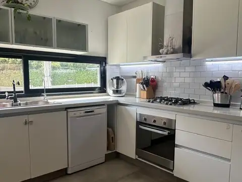 Casa 7 ambientes con 4 baños
