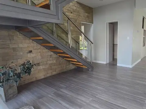 Casa en Alquiler con 2 cocheras