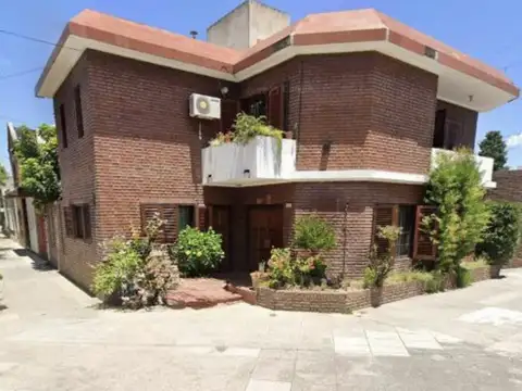 VENTA CASA  5 AMBIENTES GARAGE  3 AUTOS APTO CRÉD.