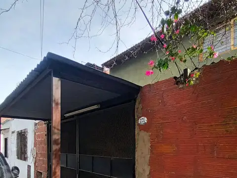 Venta Villa Celina, casa en lote propio.