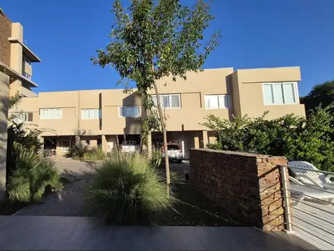 Duplex en venta  con jardín en Barrio Cerrado El Palmar, Nordelta. Con Pileta.