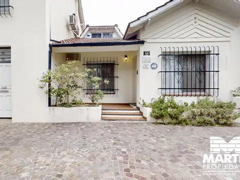 Casa en venta en Olivos 3 dormitorios, 2 baños, patio, terraza, pileta climatizada y cochera.