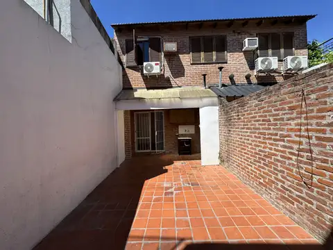 PH - FRENTE - 4AMB - 2 PLANTAS - ESPACIO COCHERA - PATIO - COCINA COMEDOR - LAVADERO