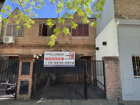 PH - FRENTE - 4AMB - 2 PLANTAS - ESPACIO COCHERA - PATIO - COCINA COMEDOR - LAVADERO
