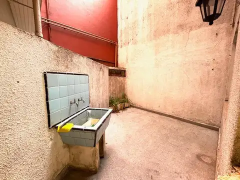 3 AMBIENTES SOBRE AVENIDA CON PATIO - IMPECABLE ESTADO 