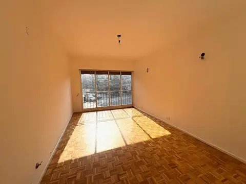 3 AMBIENTES SOBRE AVENIDA CON PATIO - IMPECABLE ESTADO 