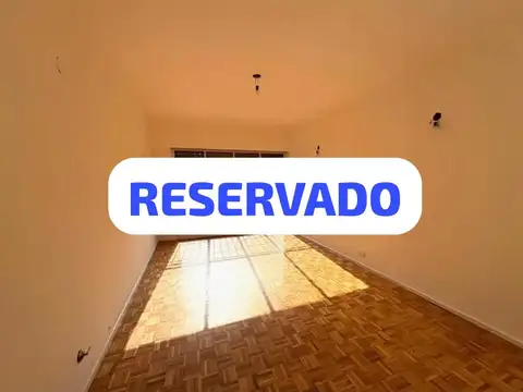 3 AMBIENTES SOBRE AVENIDA CON PATIO - IMPECABLE ESTADO 
