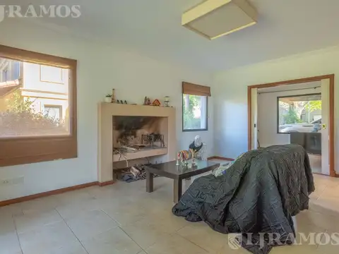 Casa en Alquiler con 4 cocheras