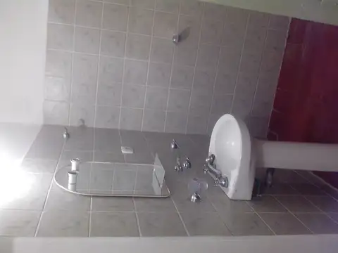 Casa 6 ambientes con 1 baño