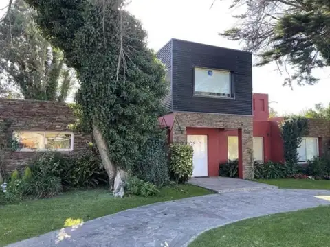 Casa en barrio Acantilados