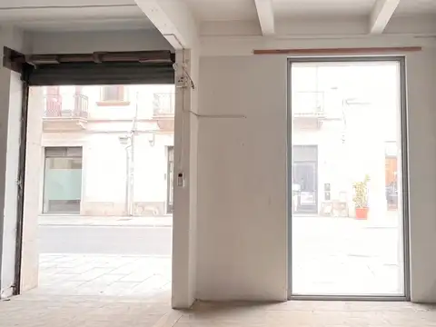 LOCAL CON BLINDEX DE 2,25 X 4 m. de alto y cortina, PLANTA 22 m2, ENTREPISO 10 m2. TOTAL 33 m2., Baño, APTO GASTRONOMIA, ISLA SOBRE CALLE