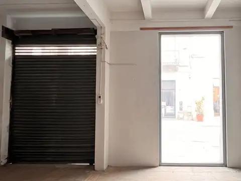 LOCAL CON BLINDEX DE 2,25 X 4 m. de alto y cortina, PLANTA 22 m2, ENTREPISO 10 m2. TOTAL 33 m2., Baño, APTO GASTRONOMIA, ISLA SOBRE CALLE