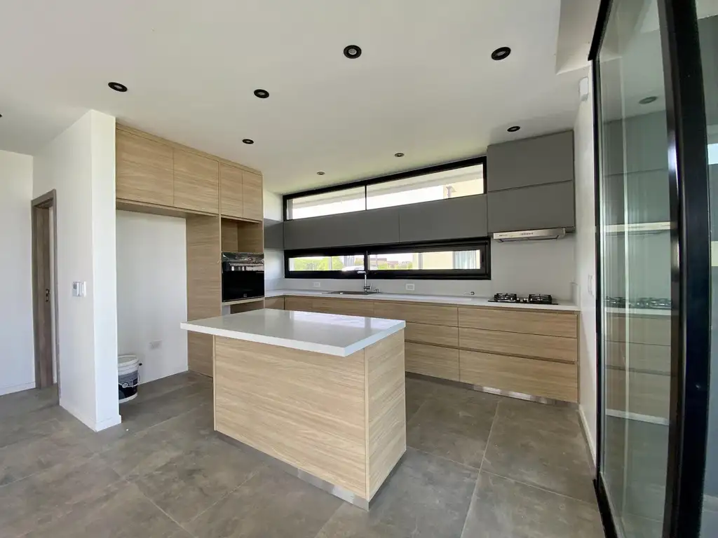 Casa en Venta - 4 dormitorios - USD 438.000