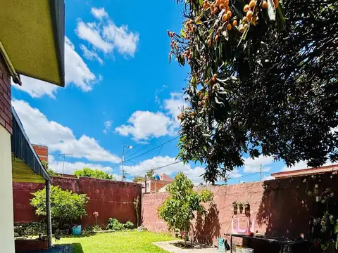 CASA EN VENTA 4AMB COCHERA JARDIN PARILLA TERRAZA