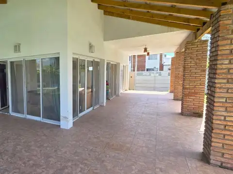 Casa en Venta con 3 cocheras