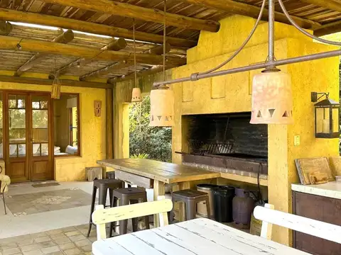 Casa 6 ambientes con 2 baños
