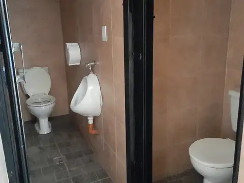 RETASADA - CASA CON LOCAL Y SOTANO Y GRAN TERRAZA - EXCELENTE ESQUINA