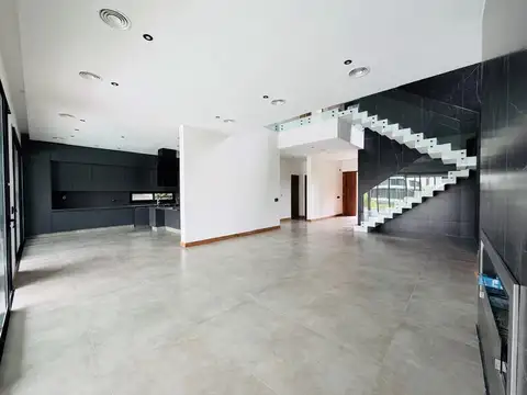 Casa en Alquiler con 6 cocheras