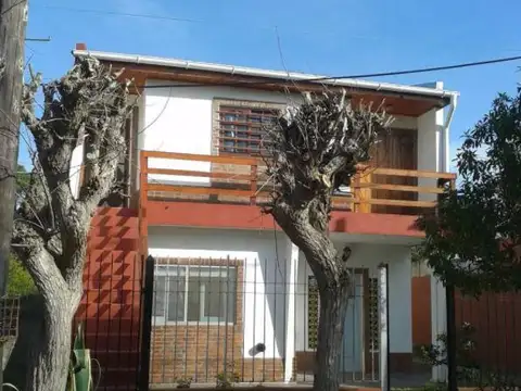 Venta en bloque Casa y  Departamento - 4 dormitorios 2 baños - 400mts2 totales - Las Toninas