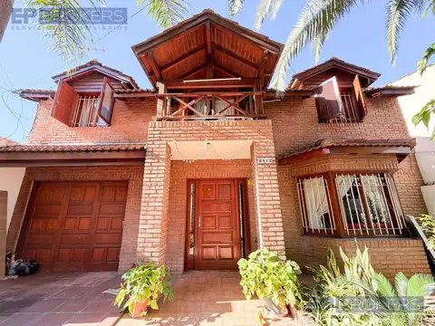 Casa en venta en Hurlingham 5 ambientes Parque y cochera cubierta