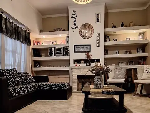 VILLA REAL. PASAJE ALICANTE al 1900 : excelente propiedad de 5 ambientes P.B: cochera