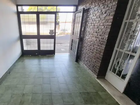 Casa 5 ambientes con 1 baño
