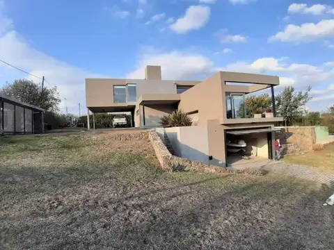 Casa en Venta con 3 cocheras