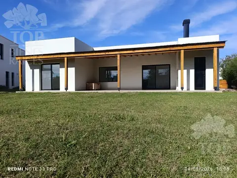 Casa a estrenar en lote interno