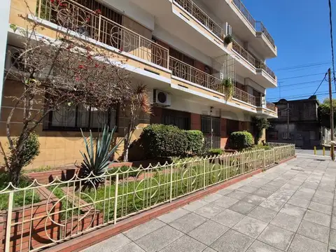 Departamento moderno de 3 ambientes con patio privado y terraza