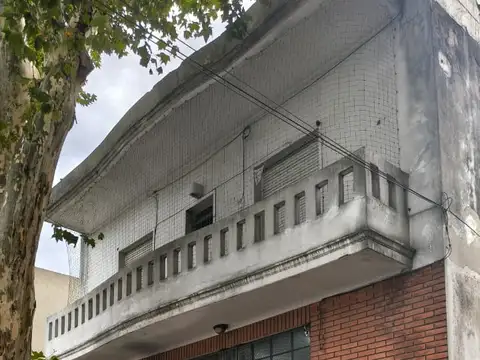 P.H. EN PRIMER PISO CON PATIO EXCELENTE ESTADO ANTIGUO