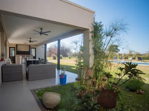 Casa 3 ambientes con 2 baños