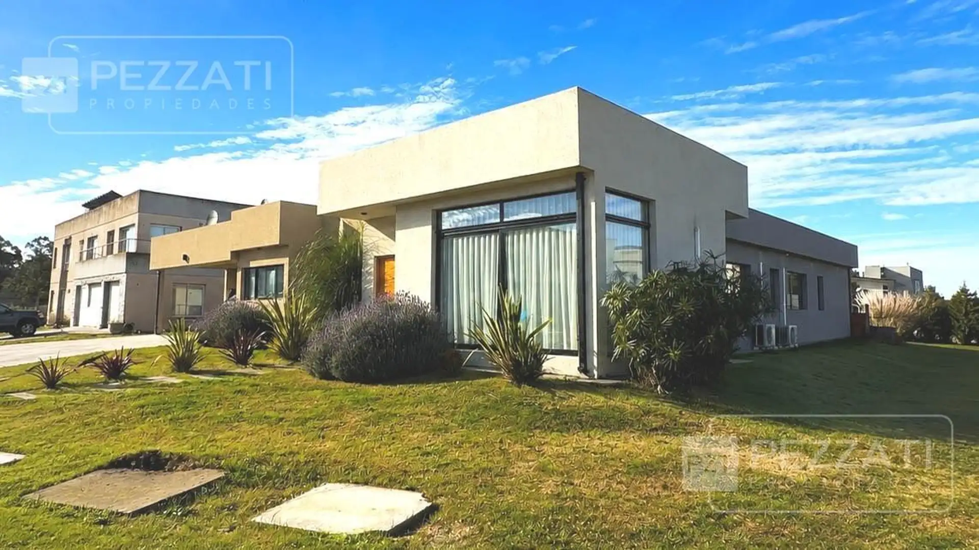 Moderno chalet en barrio cerrado Tierras del Mar. A minutos de la calle Constituciòn. Piscina climat