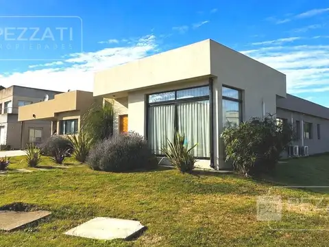 Moderno chalet en barrio cerrado Tierras del Mar. A minutos de la calle Constituciòn. Piscina climat