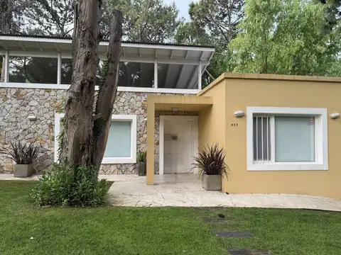 Excelente casa 3 ambientes con dependencia, parrilla y jacuzzi/piscina