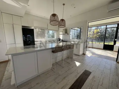Casa en Alquiler con 2 cocheras
