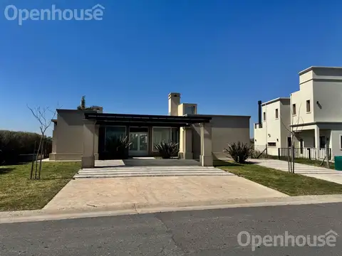 Venta Casa en Barrio San Sebastian Area 5, desarrollada en una planta.