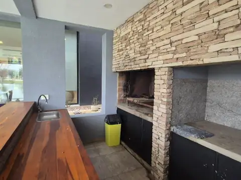 Casa en Alquiler con 4 cocheras
