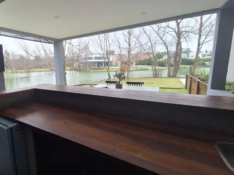 Casa 5 ambientes con 2 baños