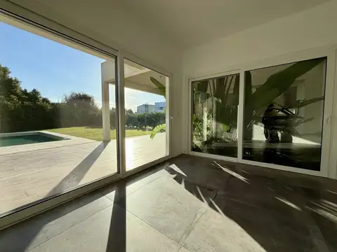 Casa en Venta con 4 cocheras