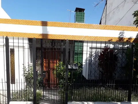 Casa de 3/4 amb, con garage pasante.-