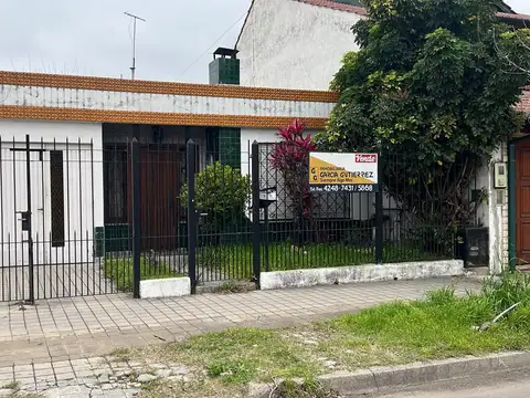 Casa de 3/4 amb, con garage pasante.-