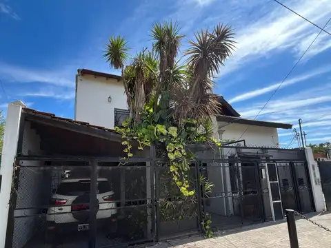 VENTA CASA 4 AMB COCHERA MÁS DOS DPTOS 2 AMB MERLO