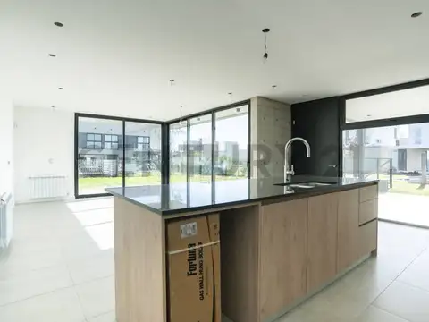 Casa 4 ambientes con 2 baños