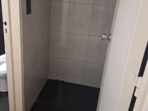 amplio ambiente dividido con cocina y baño compartimentado. Apto prof a pasos subte.