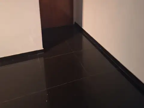 amplio ambiente dividido con cocina y baño compartimentado. Apto prof a pasos subte.