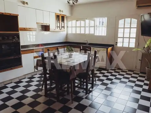 Casa en Venta con 3 cocheras