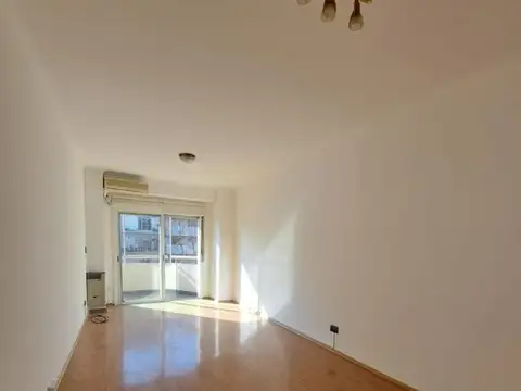 HERMOSO DOS AMBIENTES MAS ESCRITORIO EN CABALLITO