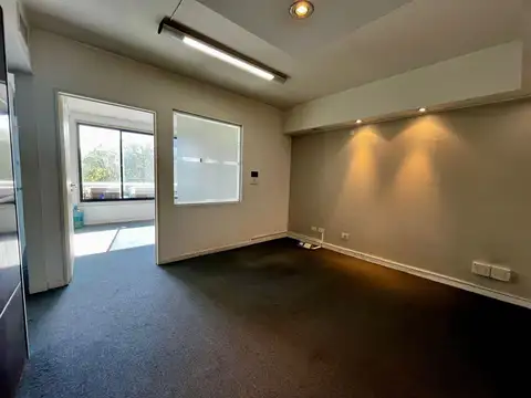 Oficina con dos cocheras en venta en Puerto Madero