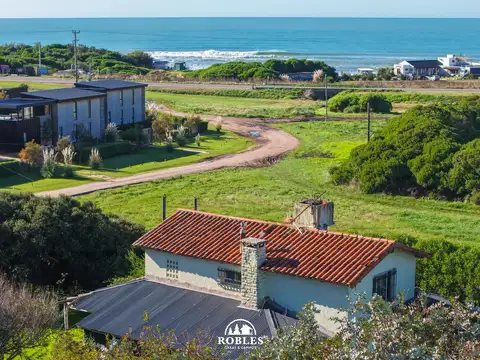 Casa a reciclar en excelente lote a metros del mar