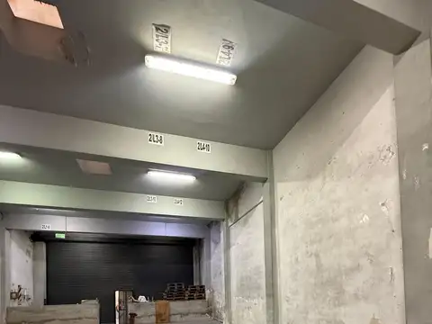 VENTA DEPOSITO FLORESTA OFI/BAÑO EXL. ESTADO 295M2